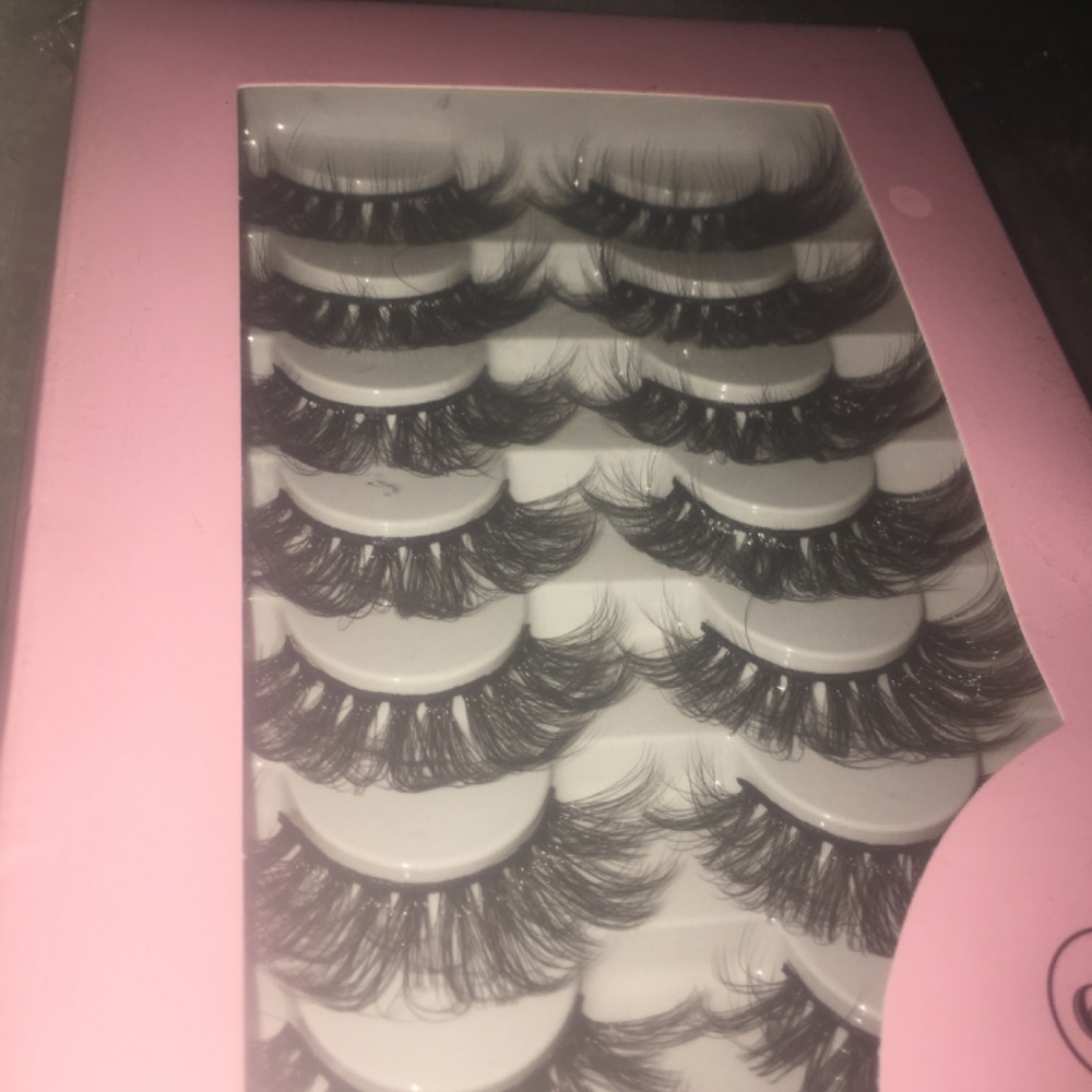 Lashes - Picture 2 of 3